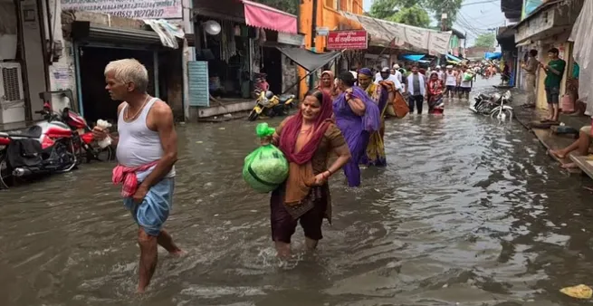 मथुरा: मुड़िया पूनो मेले में बारिश बनी बाधा, गोवर्धन परिक्रमा को तरसे श्रद्धालु