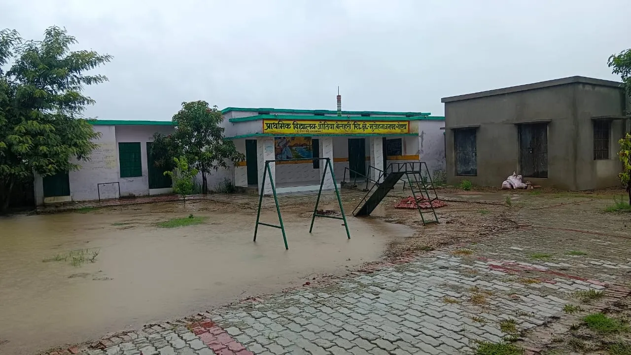भारी बारिश के चलते गोंडा में कक्षा 1 से 8 तक के स्कूल बंद, DM के निर्देश पर BSA ने दिया आदेश