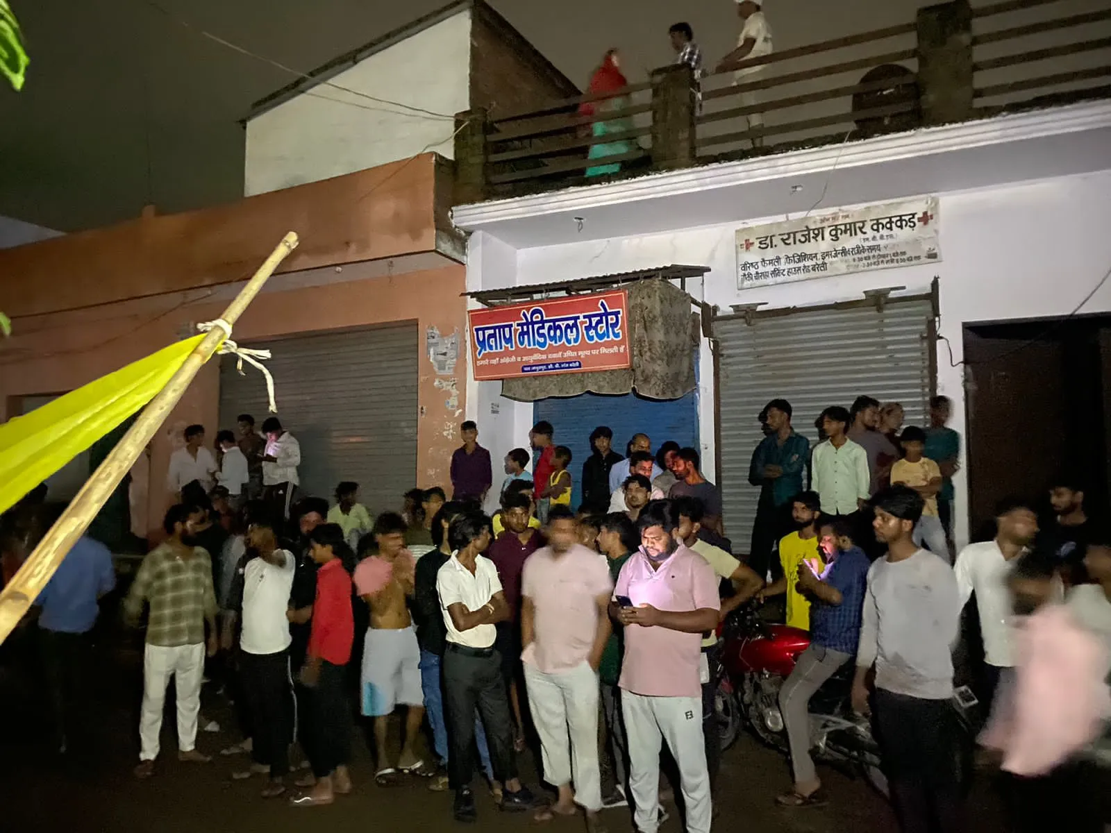 बरेली: पोल में आ रहे करंट से झुलसा किशोर, तीन गोवंशीय पशुओं की मौत