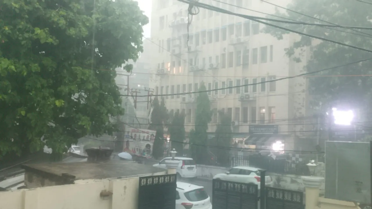 लखनऊ में गरज-चमक के साथ जमकर बरस रहा सावन, तेज बारिश से सुहाना हुआ मौसम-Video 