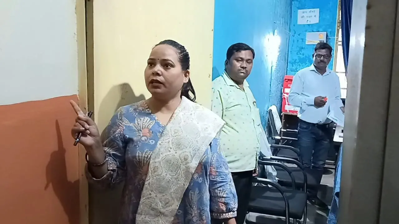 हरदोई: ऑफिस में गंदगी देख नाराज हुईं बीएसए, कहा-कार्यालय में इधर-उधर टहलते न दिखें टीचर