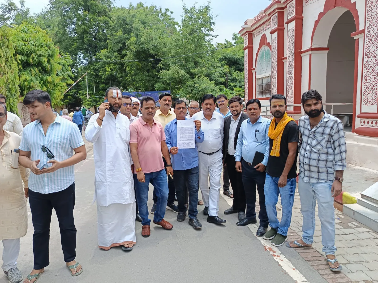 सुल्तानपुरः बिजली कटौती से अजिज मोहल्लेवासियों का कलेक्ट्रेट में प्रदर्शन 