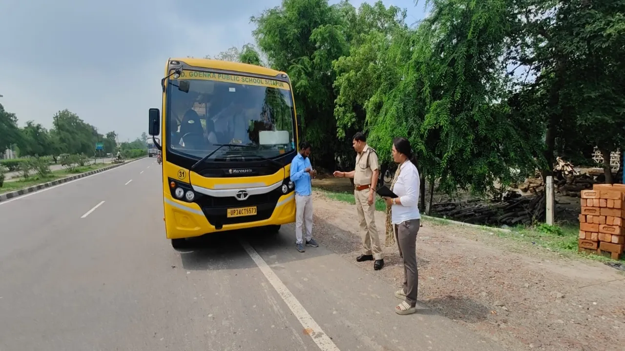सीतापुर: 66 स्कूली वाहनों की जांच में 11 मिले अनफिट, किया चालान  