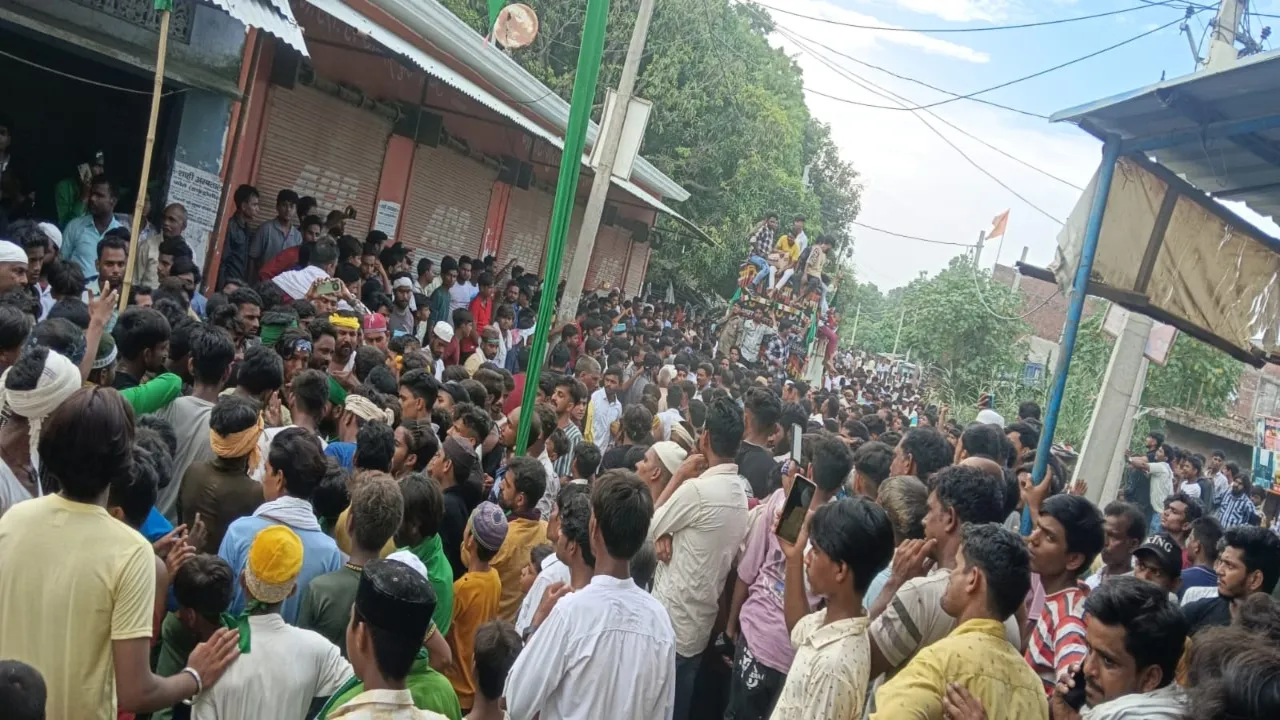 बहराइच में ताजियादारों ने किया प्रदर्शन, फोटो लेने और छेड़खानी के बाद जमीन पर रख दिए ताजिए 