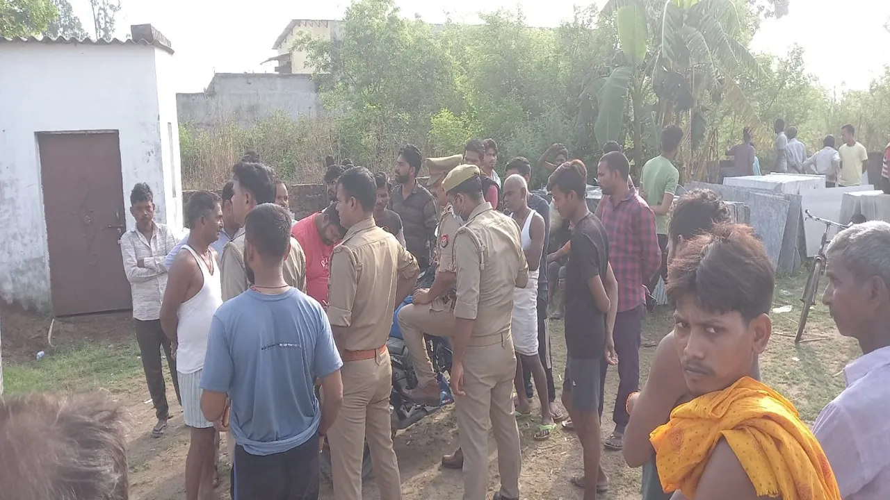 गोंडा: संदिग्ध परिस्थितियों में झाड़ियों के बीच मिला युवक का शव, परिजनों ने जताई हत्या की आशंका