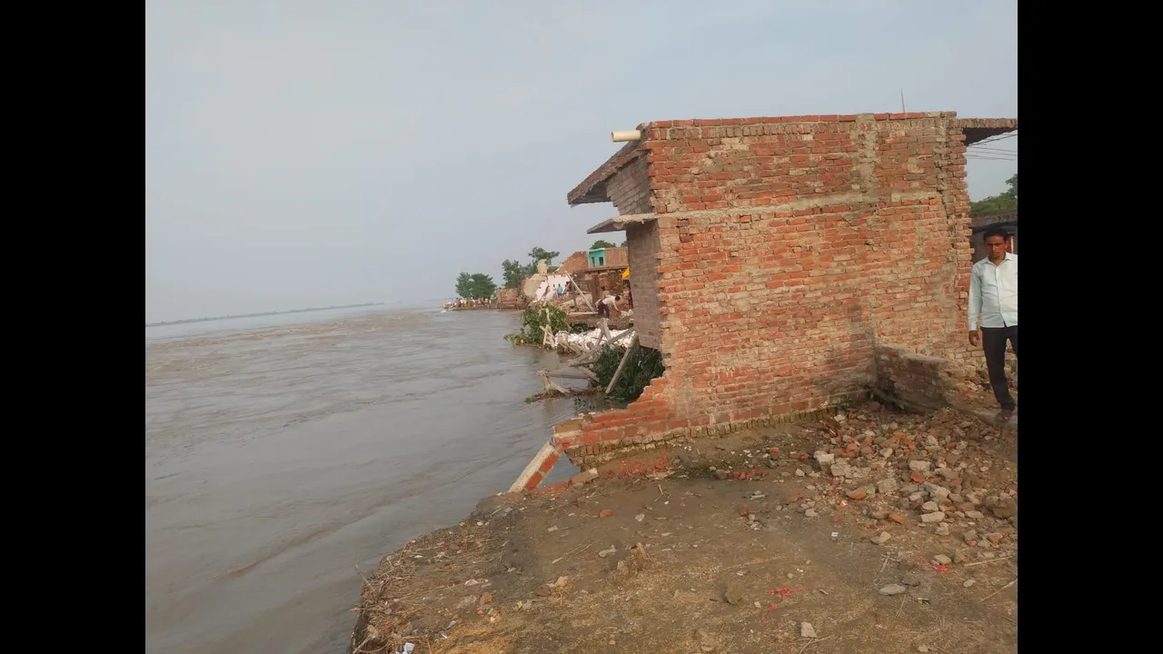 सीतापुरः दर्द साझा करने के लिए आस लगाये बैठे कटान पीड़ित, हाथ लगी सिर्फ मायूसी 