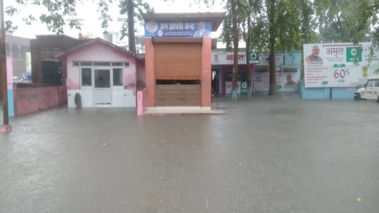 बहराइच में बारिश से चारों तरफ पानी-पानी, मेडिकल कॉलेज परिसर बना तालाब, कहीं वाहन तो कहीं मकान पर गिरे पेड़