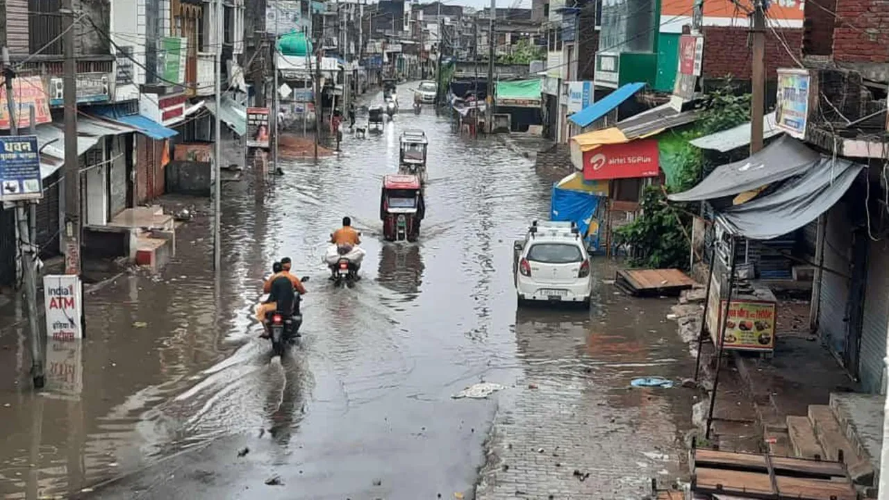 अयोध्या: सड़क पर जलभराव से लोगों की सांसत, दो दिन से भरा हुआ है पानी, नगर पालिका परिषद फेल