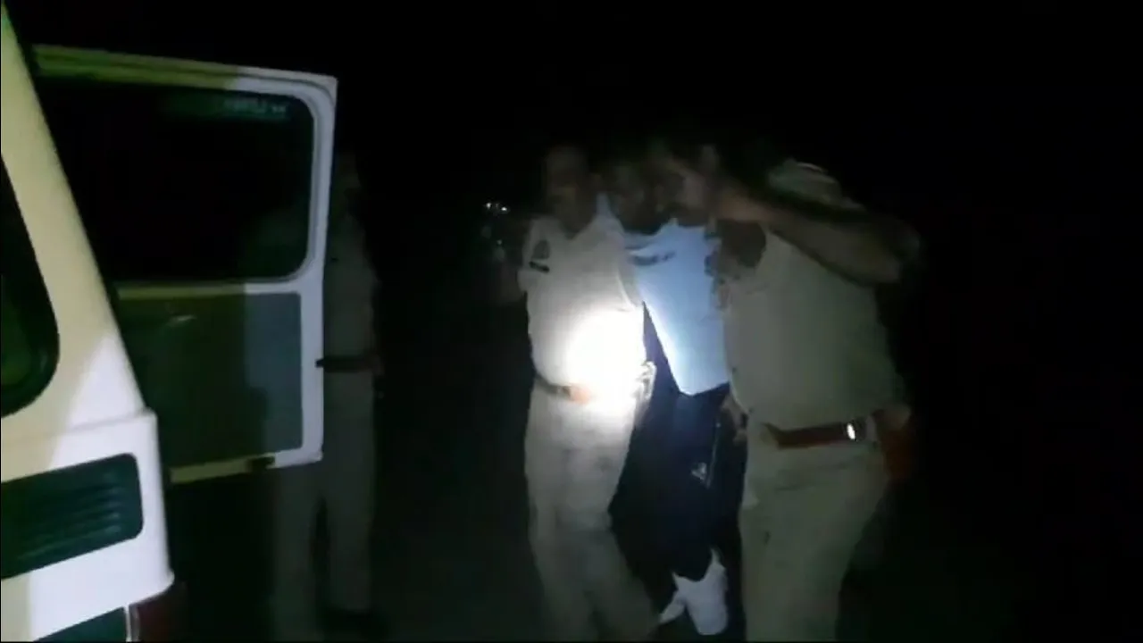 Badaun: पुलिस मुठभेड़ में इनामी बदमाश गिरफ्तार, हेड कांस्टेबिल घायल 