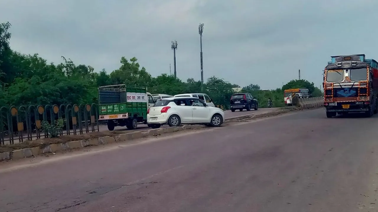 उन्नाव में 18 की मौत के बाद भी जिम्मेदार अनजान: हाईवे पर अवैध कट...ले रहे लोगों की जान, हादसा होने पर अधिकारी करते खानापूर्ति