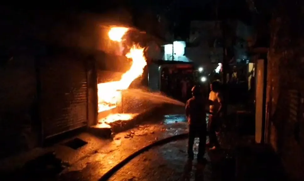 बरेली: साहूकारा में अवैध केमिकल के गोदाम में लगी भीषण आग, इलाके में मची अफरा तफरी