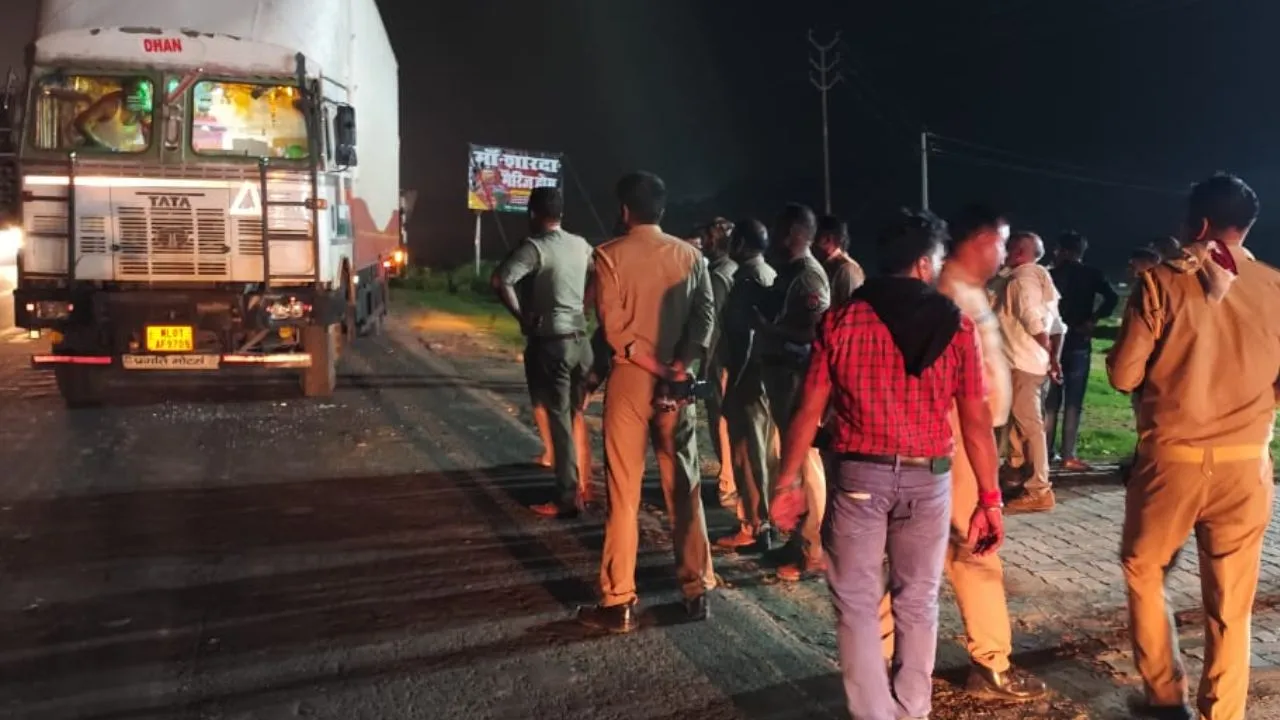 औरैया में सड़क हादसे में पूर्व सैनिक सहित दो की मौत: पूर्व दस्यु अरविंद गुर्जर की पुत्री की शादी में शामिल होने आए थे...दो घायल