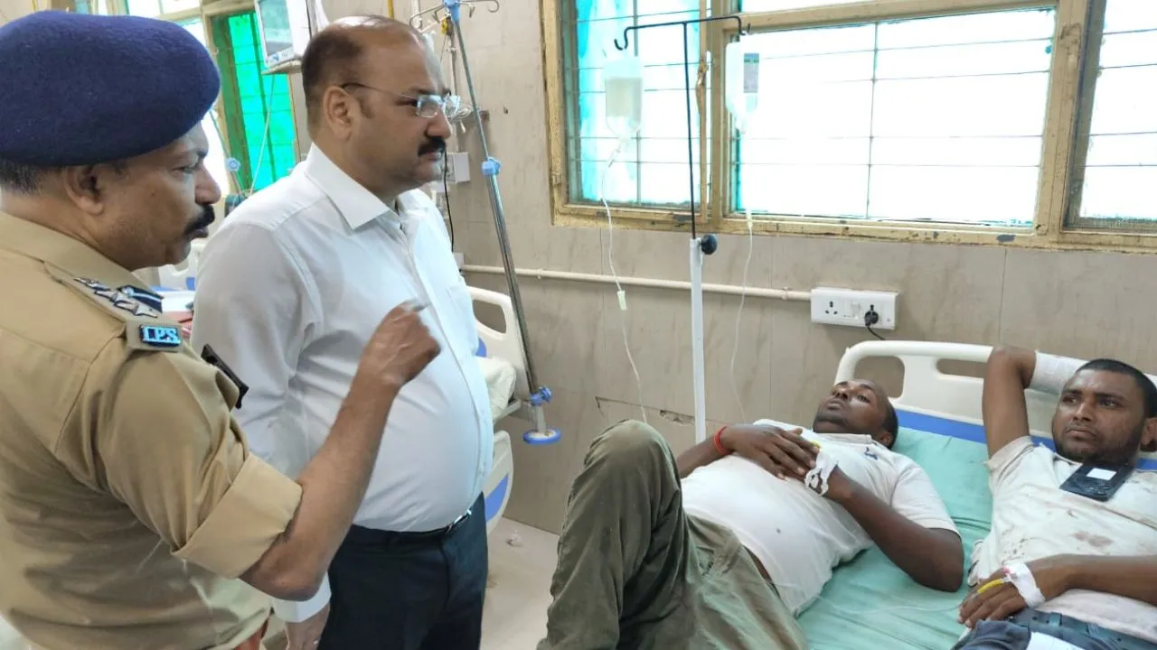 Farrukhabad Accident: पिकअप पलटने से मची चीख-पुकार...हादसे में दो महिलाओं समेत तीन की मौत व 24 लोग घायल