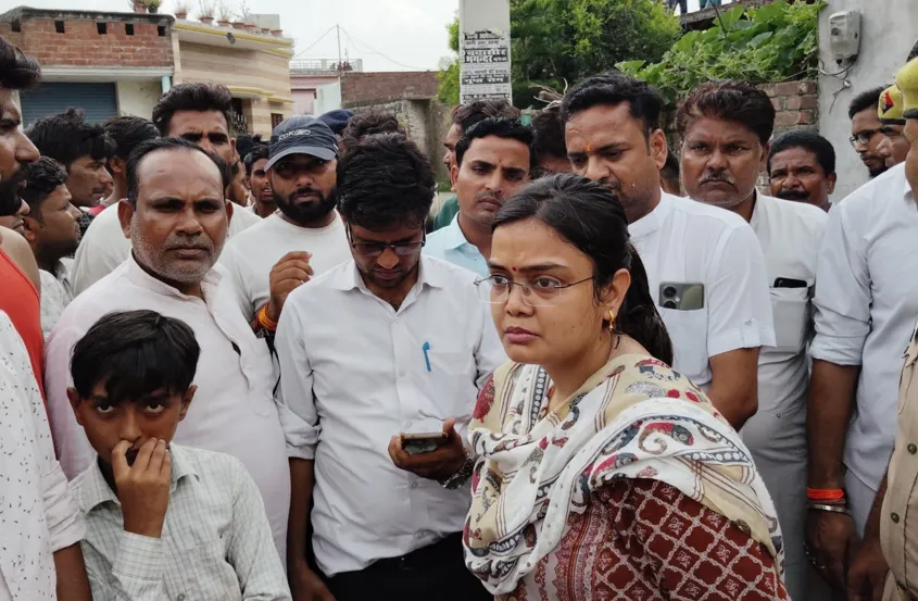 बरेली: हाईटेंशन लाइन टूटकर गिरी, नामकरण में शामिल होने आईं मां-बेटी की मौत