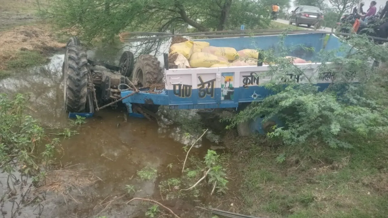 Banda Accident: ट्रैक्टर पलटने से युवक की दबकर मौत...दो अन्य युवकों ने कूदकर बचाई जान, जांच में जुटी पुलिस