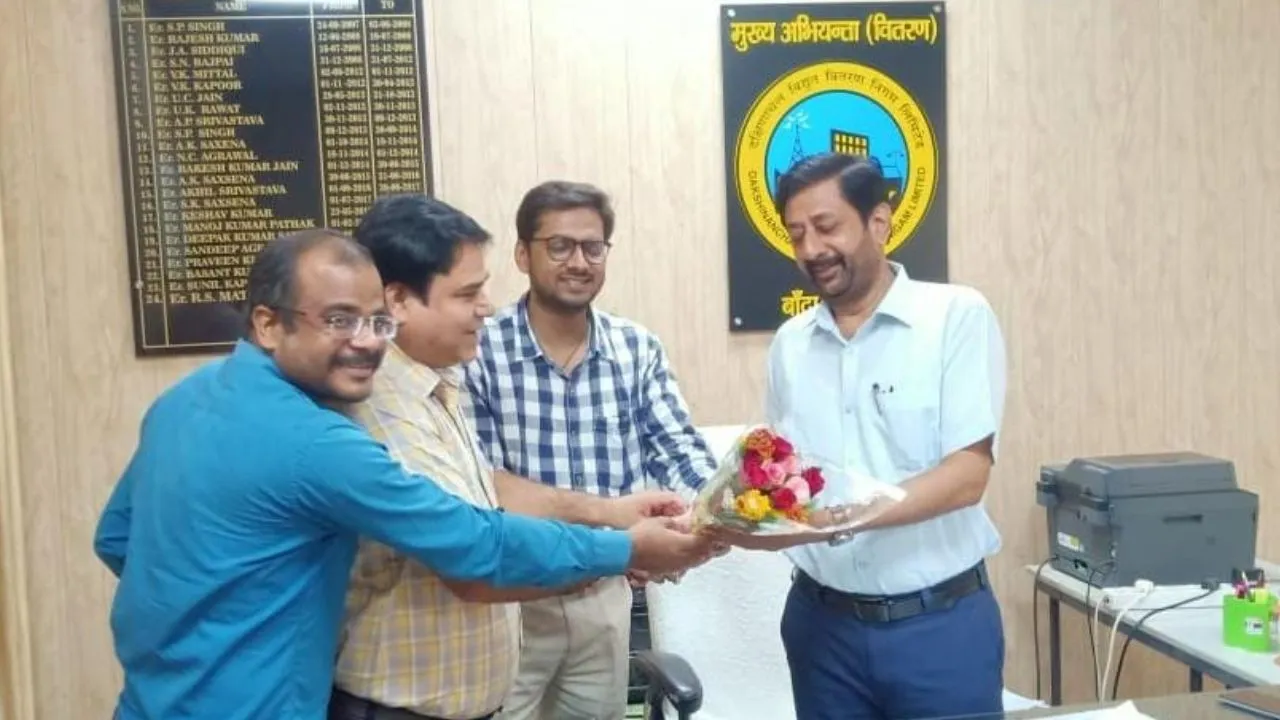 Banda News: मुख्य अभियंता विद्युत ने कार्यभार संभालते ही निर्बाध विद्युत आपूर्ति का दावा, मातहतों ने किया स्वागत