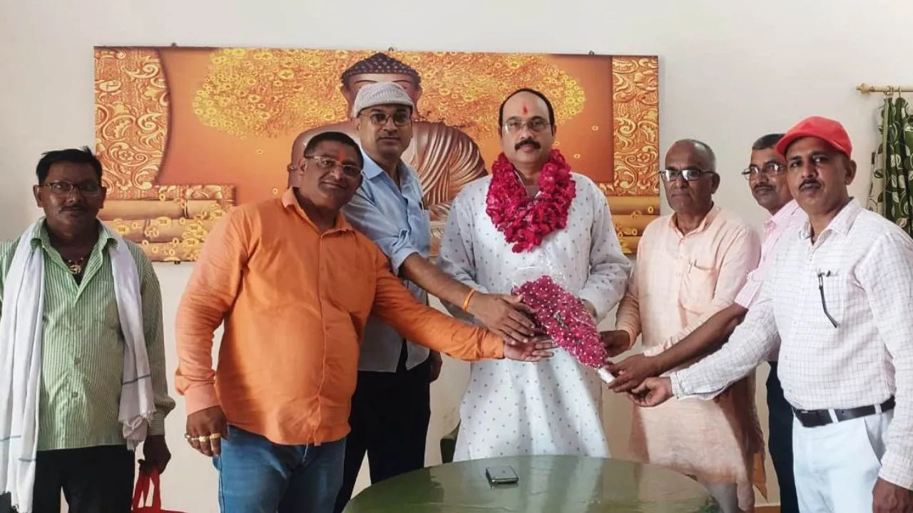 Banda: काॅलेजों की रैंकिंग में आदर्श बजरंग इंटर कालेज जनपद में अव्वल, प्रधानाचार्य समेत शिक्षकों ने एक-दूसरे को दी बधाई