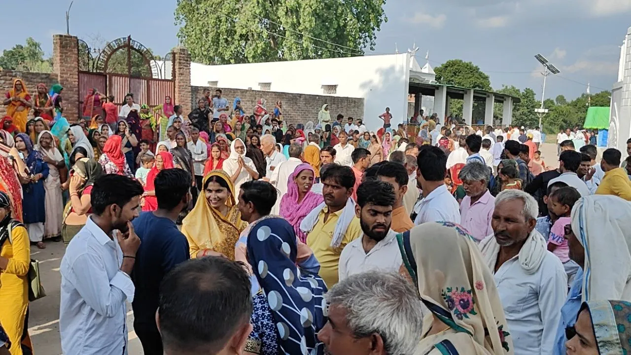 Kasganj News: हाथरस हादसे के 15 दिन बाद भोले बाबा पहुंचे बहादुरपुर आश्रम...सैकड़ों अनुयायियों की रही भीड़