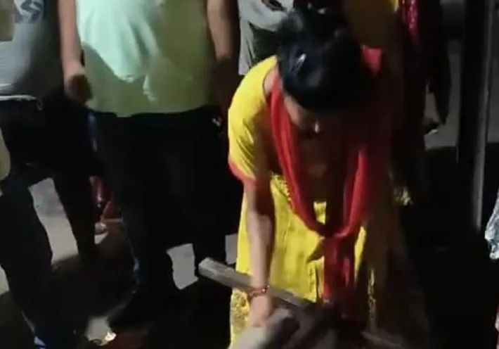 बरेली: बिजली संकट से नाराज लोगों ने एसडीओ और जेई को घेरा...उपकेंद्र में तोड़फोड़, पुलिस ने भीड़ को खदेड़ा