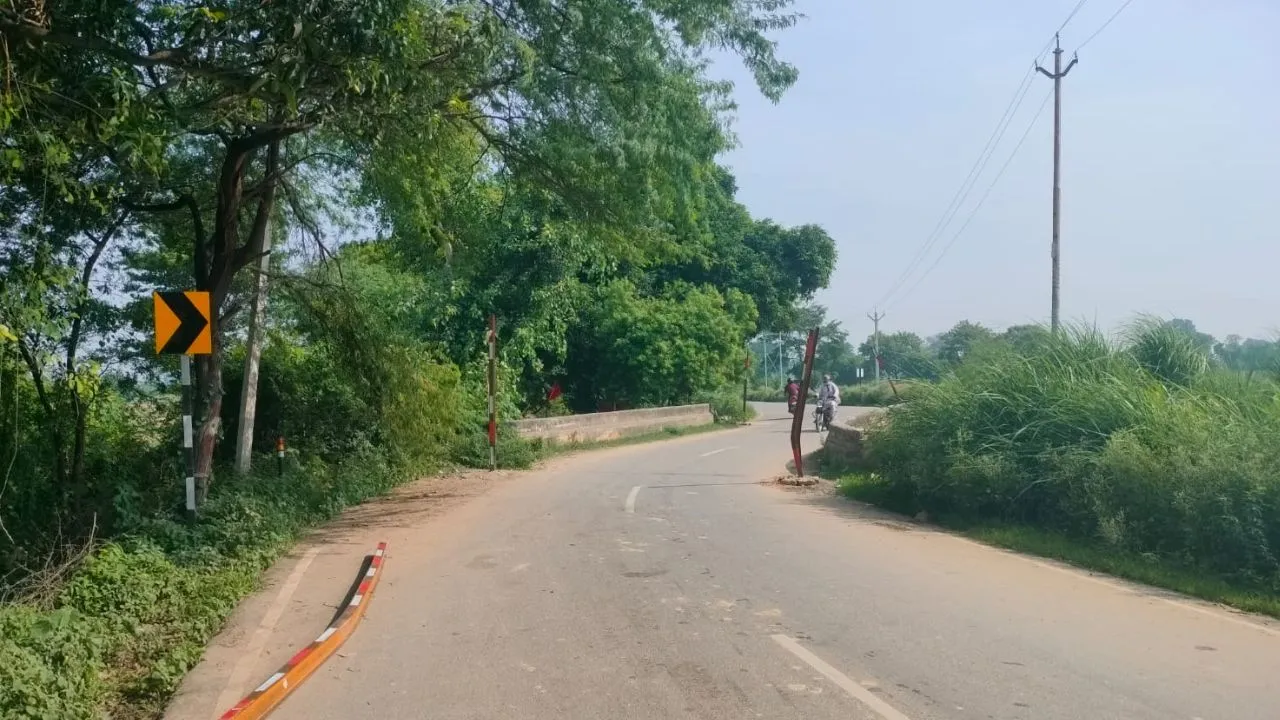 Kanpur Dehat: अराजकतत्वों ने प्रतिबंधित जर्जर पुल पर लगा हाईट गेज तोड़ा...भारी वाहनों का आवागमन शुरू, कभी भी हो सकता हादसा