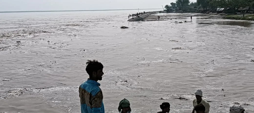 कासगंज: कागज की नाव की तरह डूबने लगा साढ़े तीन करोड़ से बना बांध, जलमग्न हुईं फसलें