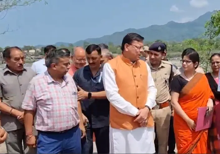 हल्द्वानी: CM धामी ने किया प्रभावित क्षेत्रों का निरीक्षण, गौला नदी के 500 मी. भाग में चैनलाइजेशन, वायर क्रेट और सुरक्षात्मक कार्य शुरू करने के निर्देश 