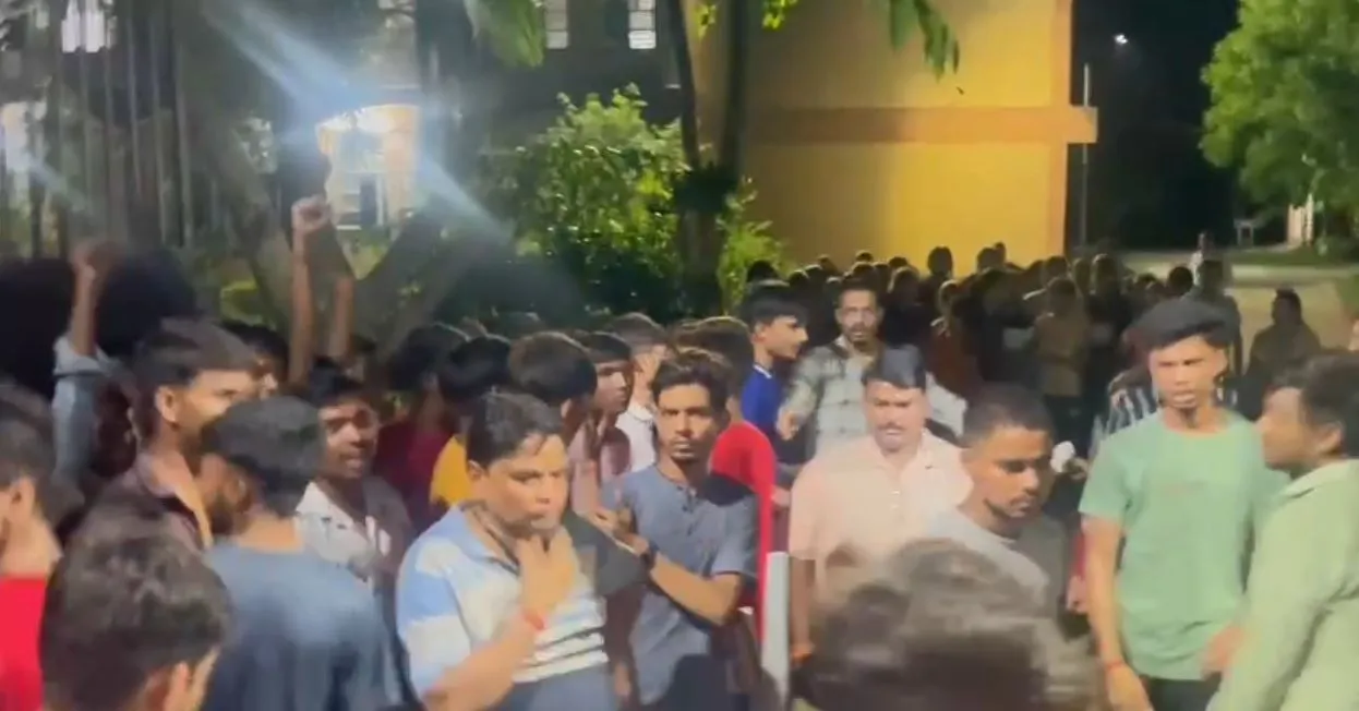 हमीरपुर: बिजली पानी सहित अन्य समस्याओं को लेकर नवोदय विद्यालय के छात्रों ने सड़क पर उतरकर काटा हंगामा 