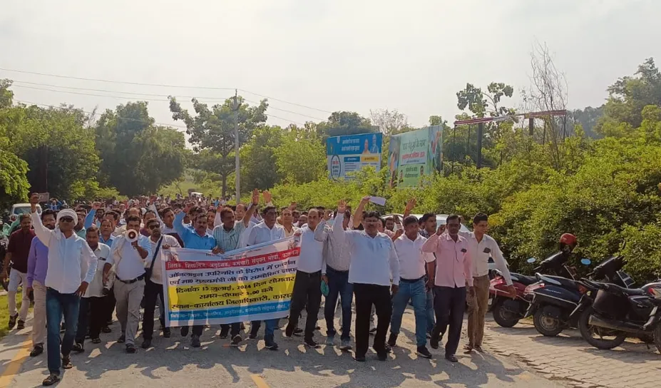 कासगंज: जुलूस निकालकर कलेक्ट्रेट पहुंचे शिक्षक, बोले- मांगें पूरी होने तक नहीं लगाएंगे डिजिटल हाजिरी