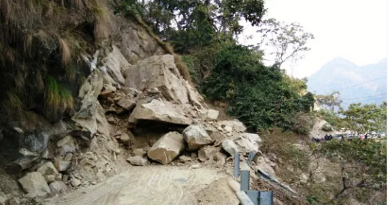 टनकपुर: पूर्णागिरि मुख्य मंदिर के पास चट्टान खिसकने से मार्ग अवरुद्ध 