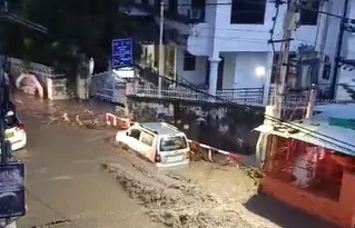 हल्द्वानी: नहर कवरिंग रोड पर देवखड़ी नाले में कारें बहने से बची