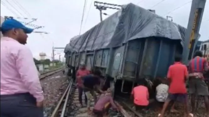 ओडिशा के भुवनेश्वर स्टेशन के पास बड़ा हादसा, मालगाड़ी के दो डिब्बे पटरी से उतरे