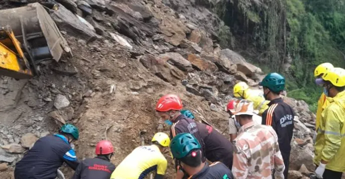 रुद्रप्रयाग: गौरीकुंड-केदारनाथ मार्ग पर भारी मलबे की चपेट में आने से 3 की मौत 5 घायल... कई अभी भी दबे
