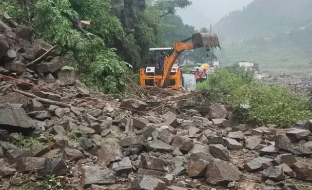 देहरादून: प्रदेश में आज भी बारिश को लेकर रेड अलर्ट, जगह-जगह गिर रहे बोल्डर, कई मार्ग बंद