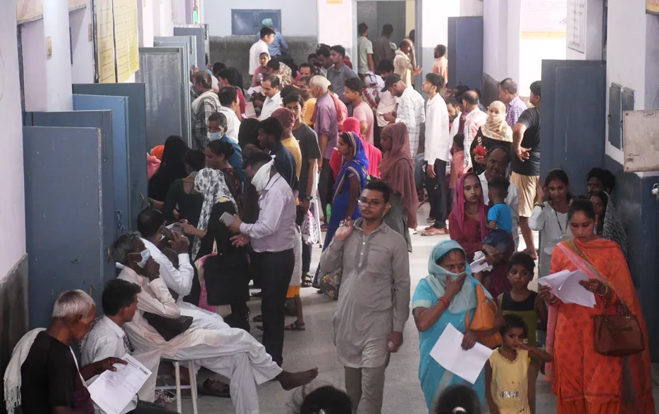 बरेली: जिला अस्पताल में पैथोलॉजी लैब में सर्वर ठप...मरीजों को झेलनी पड़ी परेशानी, पर्चा काउंटर पर हंगामा