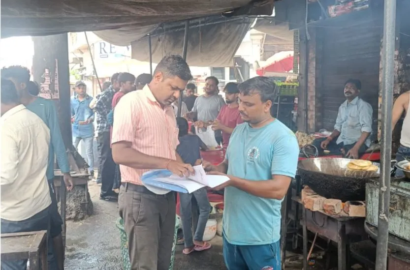 कासगंज: कांवड़ यात्रा की राह में किसी भी हाल में न बिकें दूषित खाद्य पदार्थ, खाद्य सुरक्षा एवं औषधि प्रशासन ने चलाया विशेष अभियान