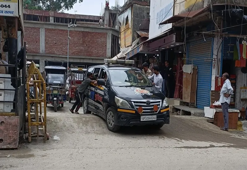Moradabad News : ये तो हद हो गई...यूपी पुलिस की कार फंसी रह गई