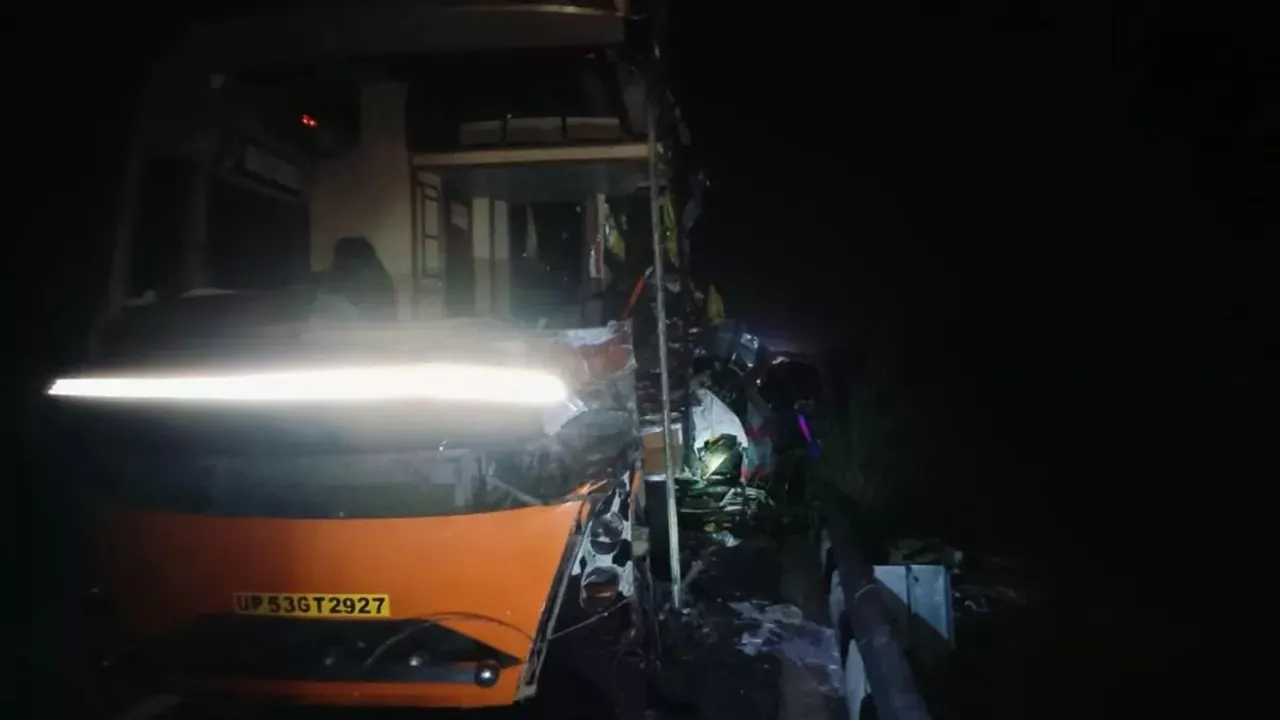 अमेठी: पूर्वांचल एक्सप्रेस वे पर भीषण हादसा, 5 यात्रियों की मौत, 12 घायल