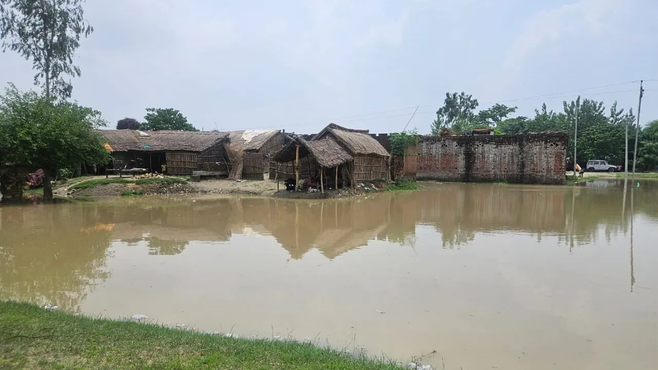 सीतापुर: बैराजों से छोड़े गये 4 लाख क्यूसेक पानी से हाहाकार, 200 बीघा फसलें हुई जलमग्न