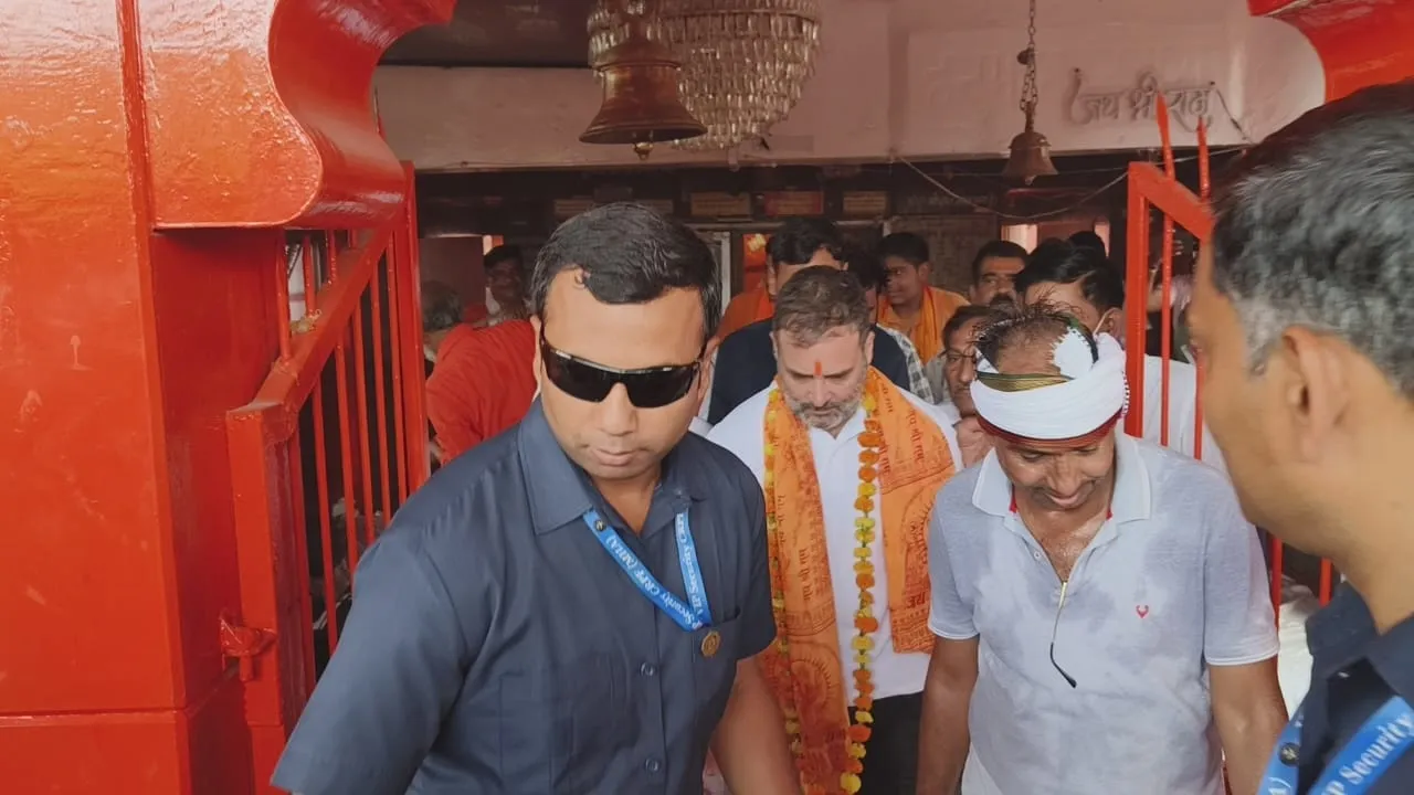 इम्फाल से रायबरेली पहुंचे राहुल गांधी, चुरुवा हनुमान मंदिर में की पूजा अर्चन 
