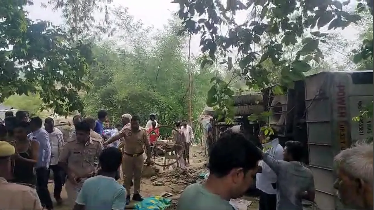हरदोई में भीषण सड़क हादसा: सवारियों से भरी बस झोपड़ी पर पलटी, 4 की मौत, कई जख्मी