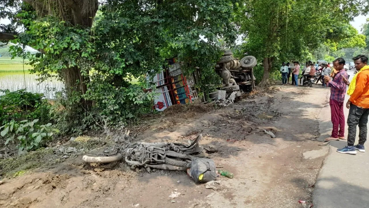 सुलतानपुर: गैस सिलेंडर लदे ट्रक ने बाइक सवार को रौंदा, दो सगे भाइयों की मौत, पति-पत्नी घायल 