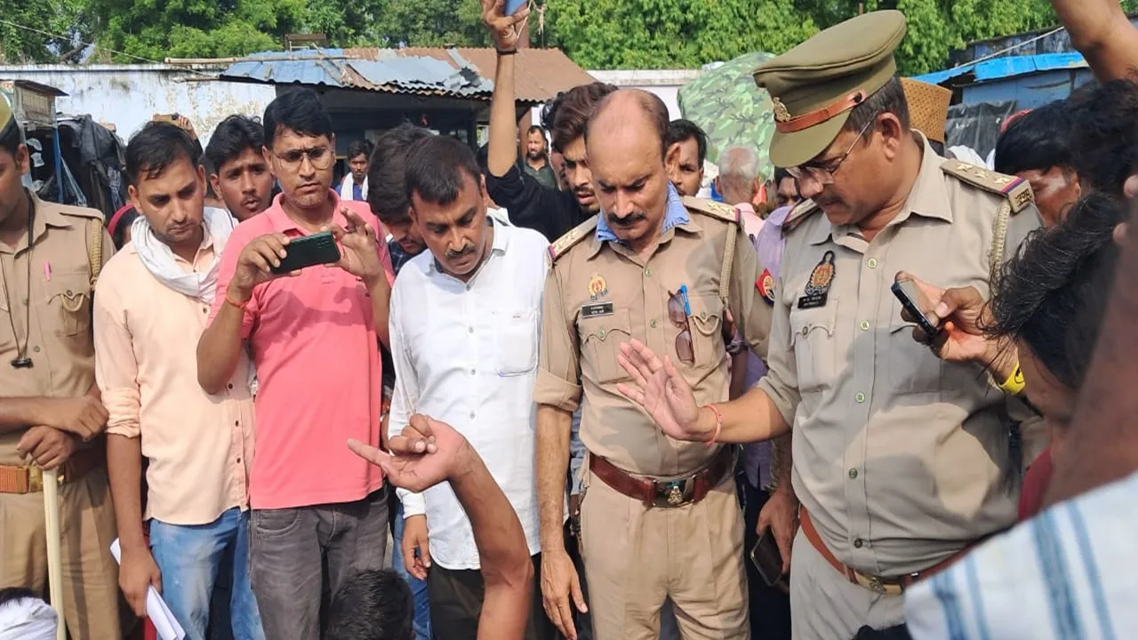 बहराइच: परिजनों ने शिक्षक का शव रखकर किया प्रदर्शन, एएसपी सिटी ने दिया आश्वासन