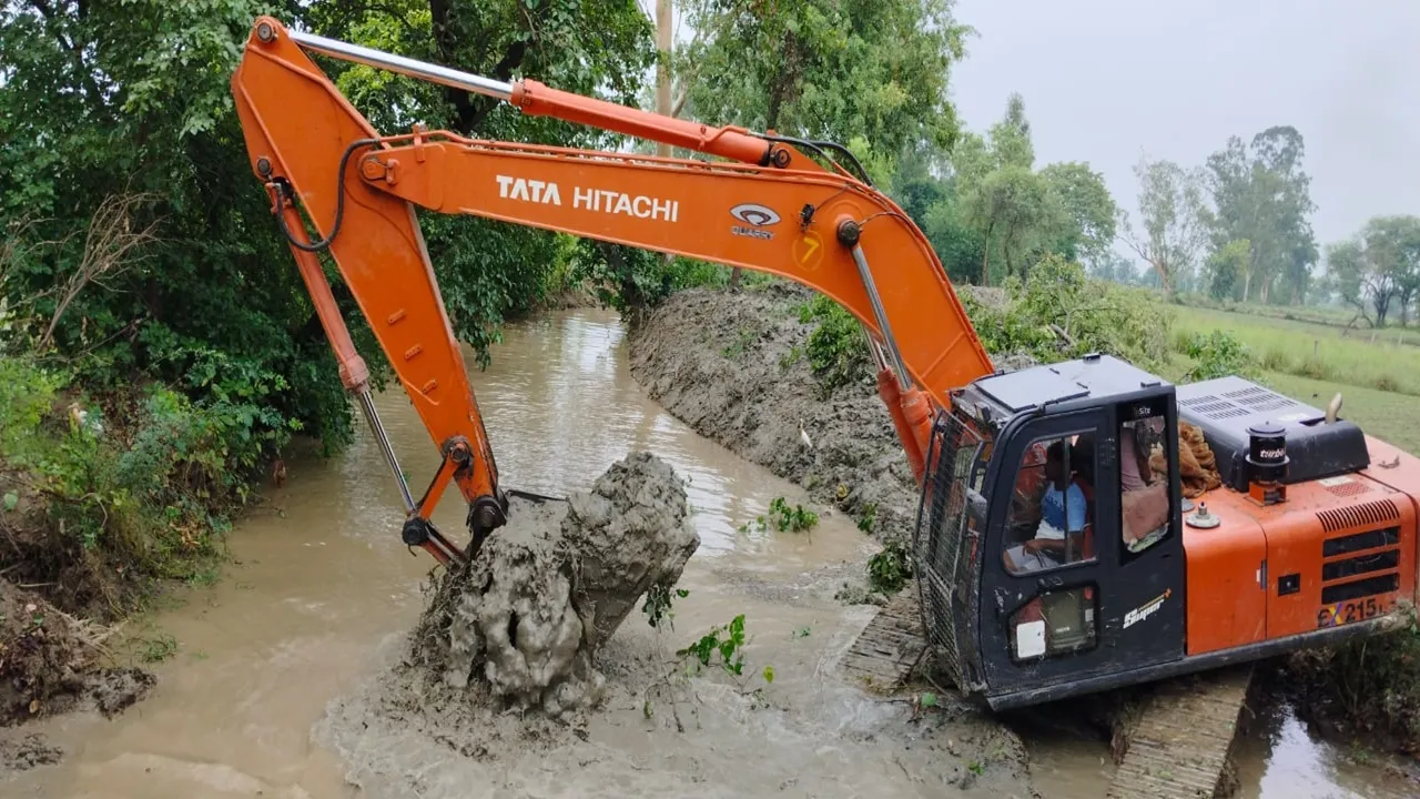 Amrit Vichar Impact: बाढ़ नियंत्रण विभाग ने शुरू कराई संखिनी ड्रेन की सफाई