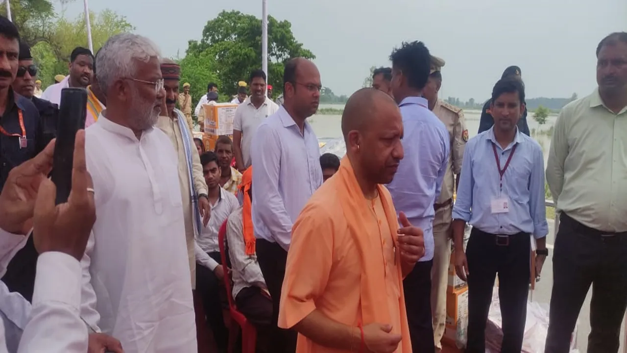बलरामपुर पहुंचे मुख्यमंत्री योगी, बाढ़ प्रभावित इलाकों का किया निरीक्षण, पीड़ितों को बांटी राहत सामग्री
