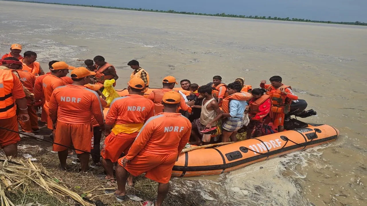 बाढ़ का कहर: शारदा नदी की बाढ़ में फंसे 250 ग्रामीणों को एनडीआरएफ ने किया रेस्क्यू 