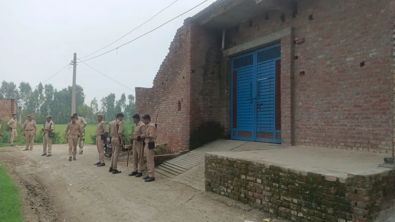 कासगंज: हत्या के बाद बरौदा गांव में दहशत का माहौल, भारी पुलिस बल तैनात 