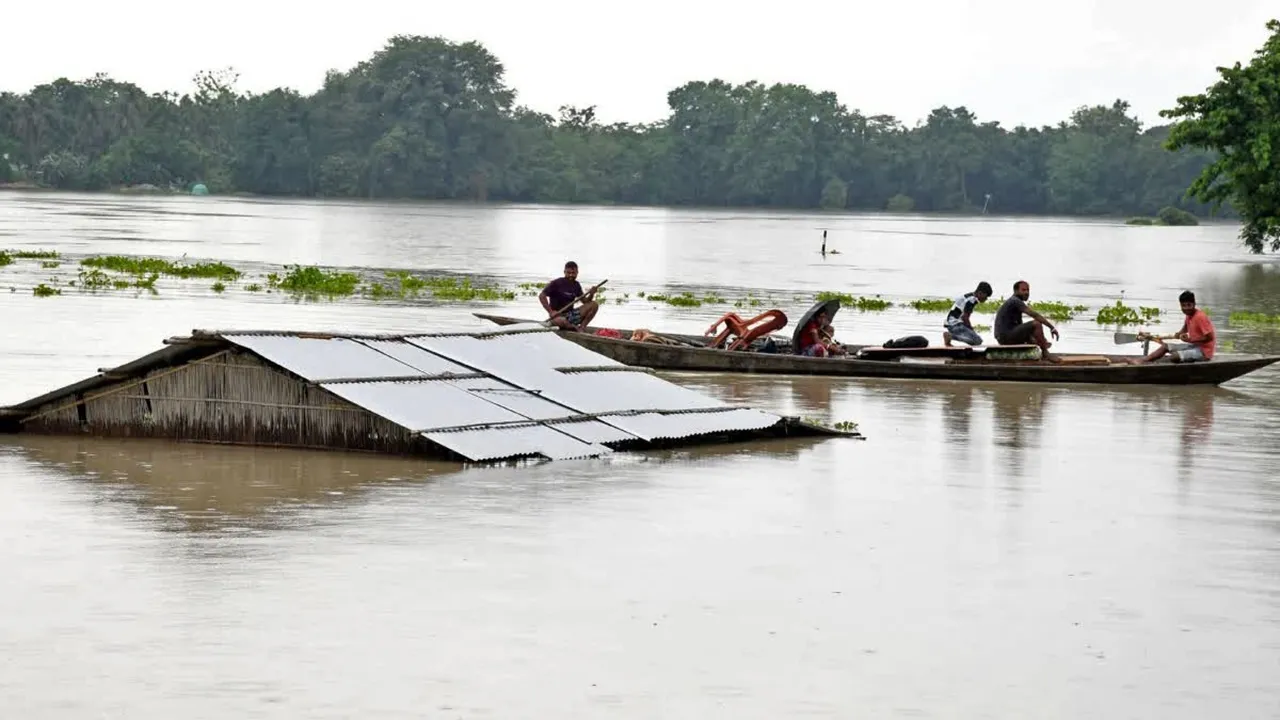 Flood in Assam: असम में नहीं सुधरे हालात, बाढ़ से लगभग 14 लाख लोग प्रभावित, अब तक 99 लोगों ने गंवाई जान