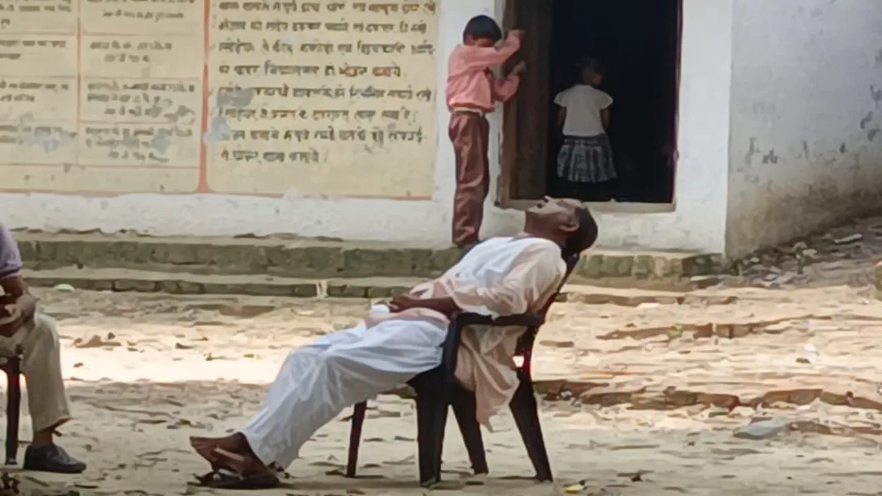  गोंडा: स्कूल में कुर्सी पर बैठकर सोते मिले गुरुजी, फोटो वायरल