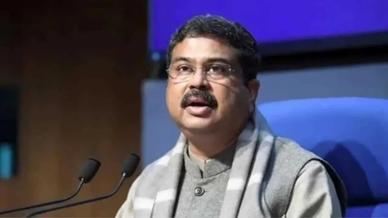 Delhi University के विधि पाठ्यक्रम में मनुस्मृति को शामिल करने का प्रस्ताव खारिज, शिक्षा मंत्री प्रधान ने दी जानकारी