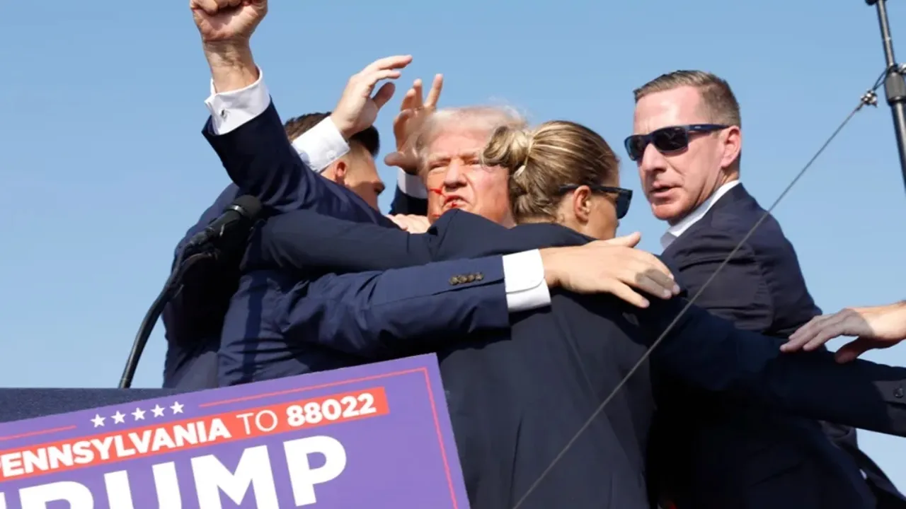 पूर्व अमेरिकी राष्ट्रपति ट्रम्प पर जानलेवा हमला: कान को छूकर निकली गोली, बाल-बाल बचे, संदिग्ध शूटर मारा गया